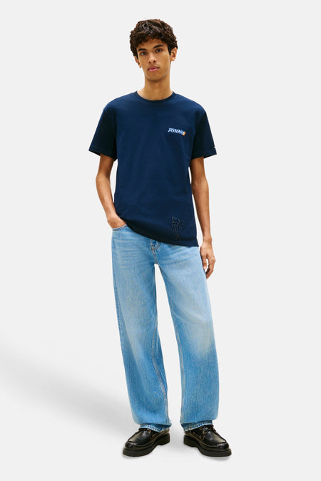 T-shirt bleu marine à manches courtes de TOMMY JEANS, avec un logo sur la poitrine et un empiècement décoratif.