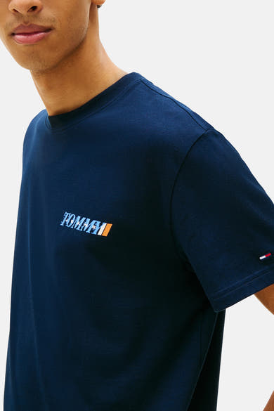 Blauw T-shirt met korte mouwen van TOMMY JEANS, met opdruk van het logo op de voorkant en de vlag op de mouw.