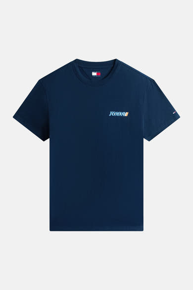 Blauw T-shirt met korte mouwen van TOMMY JEANS, met een gestileerd logo op de voorkant en een kleine vlag op de mouw.