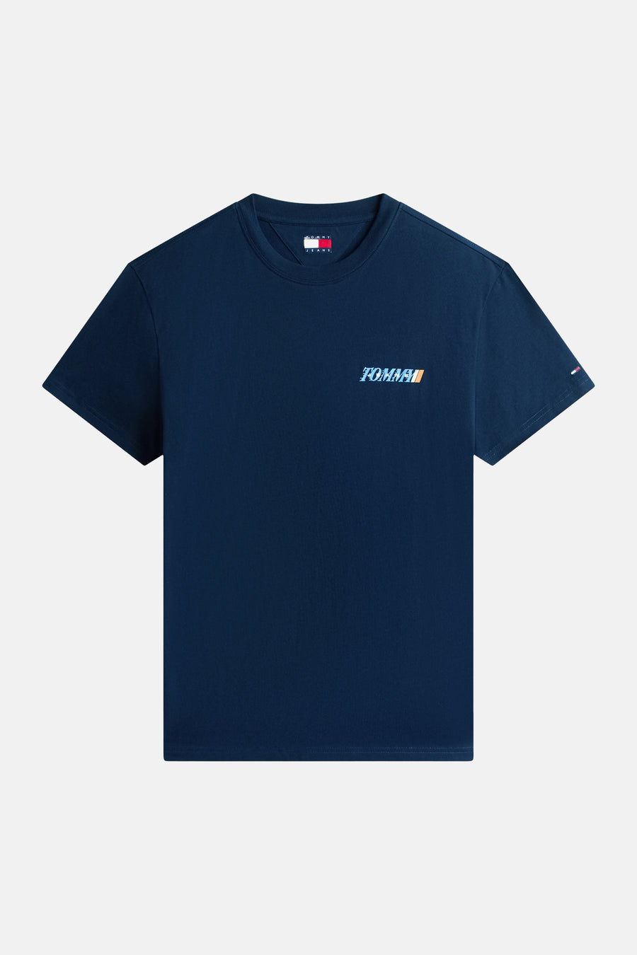 Blauw T-shirt met korte mouwen van TOMMY JEANS, met een gestileerd logo op de voorkant en een kleine vlag op de mouw.