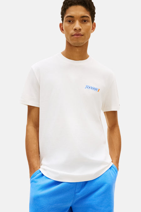 Wit T-shirt met korte mouwen van TOMMY JEANS, met een blauw en oranje logo op de borst.