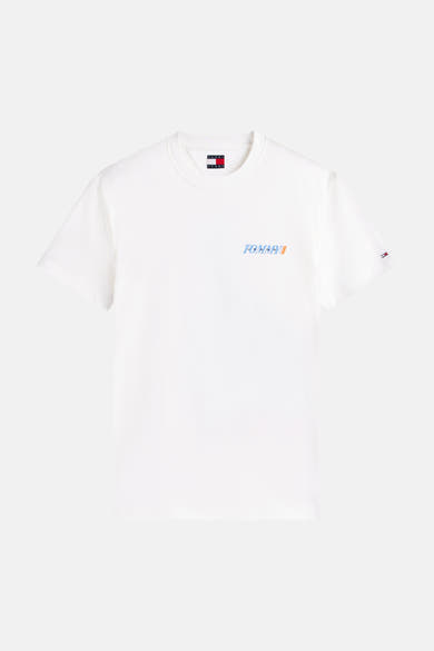 T-shirt blanc à manches courtes de TOMMY JEANS, avec un logo bleu et orange sur la poitrine et un petit drapeau sur la manche.