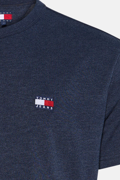 Blauwe T-shirt met korte mouwen van TOMMY JEANS met iconisch vlaglogo.
