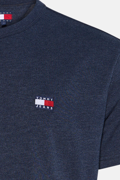 Blauwe T-shirt met korte mouwen van TOMMY JEANS met iconisch vlaglogo.