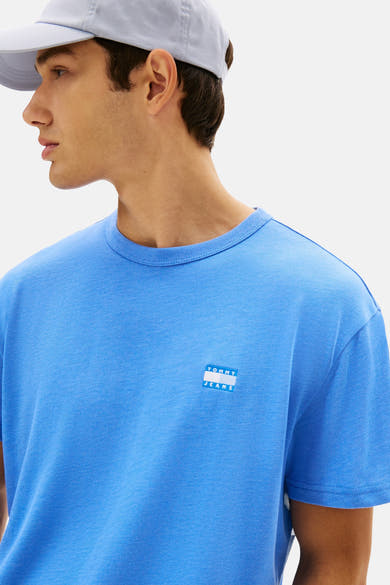 Blauw T-shirt met korte mouwen van TOMMY JEANS, met een vierkant logo op de borst.
