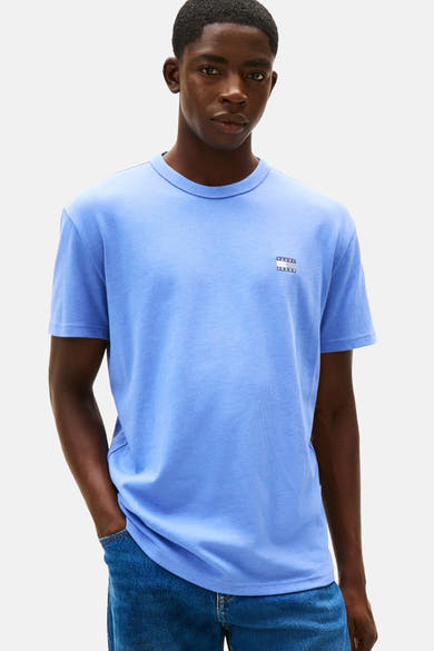 T-shirt bleu à manches courtes de Tommy Jeans, porté avec un jean en denim bleu