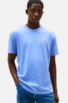 T-shirt bleu à manches courtes de Tommy Jeans, porté avec un jean en denim bleu