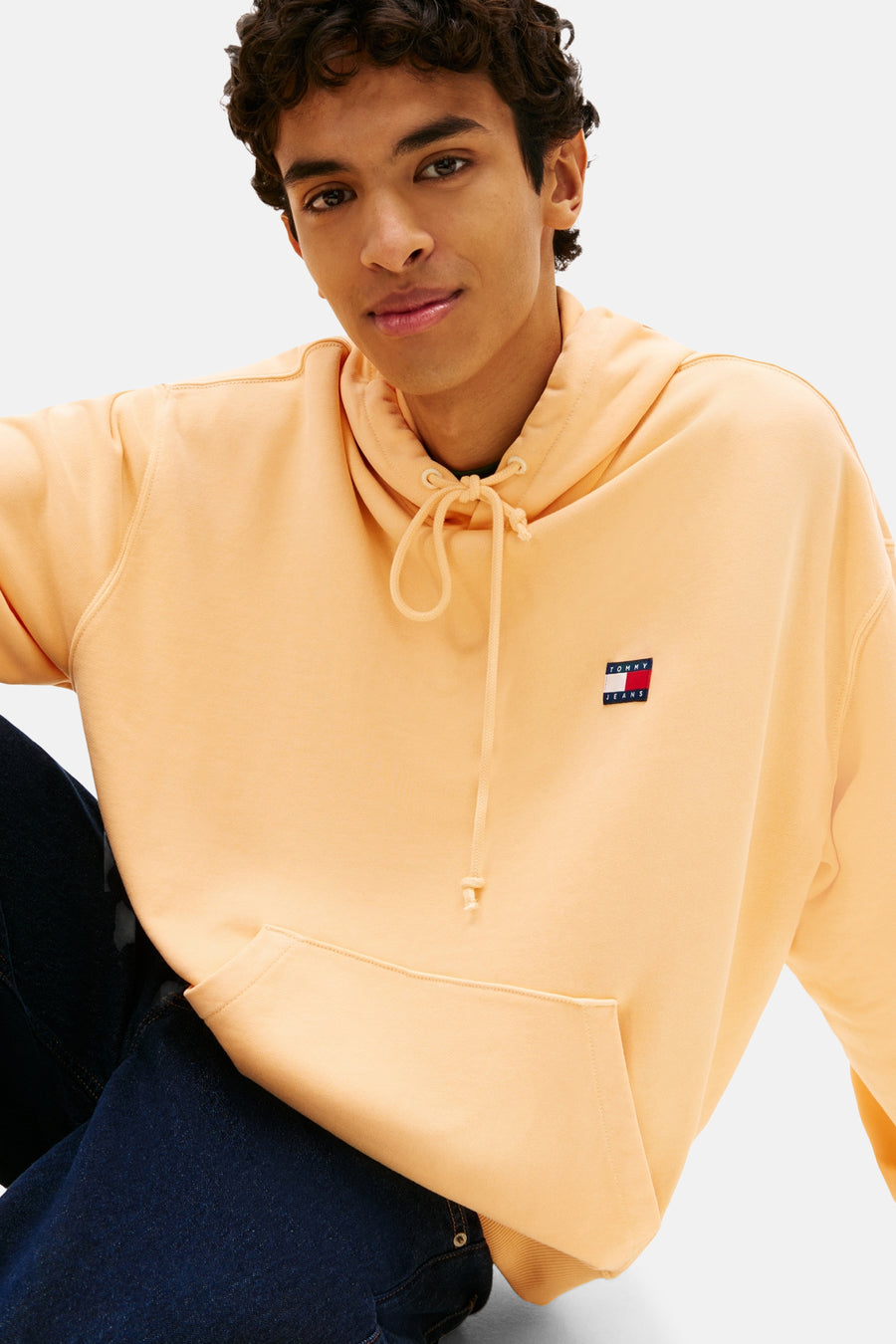 Oranje sweatshirt van Tommy Jeans, met capuchon met trekkoord en kangoeroezak aan de voorkant