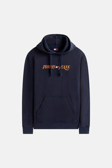 Blauwe hoodie van TOMMY JEANS, met een oranje logo op de voorkant en een kangoeroezak.