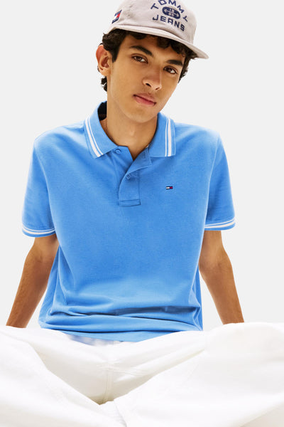 Blauwe polo met korte mouwen van TOMMY JEANS, met gestreepte kraag en discreet logo.
