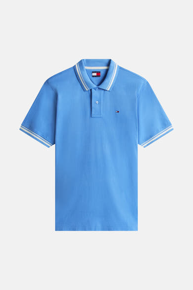 Blauwe polo van TOMMY JEANS met witte strepen op de kraag en korte mouwen.