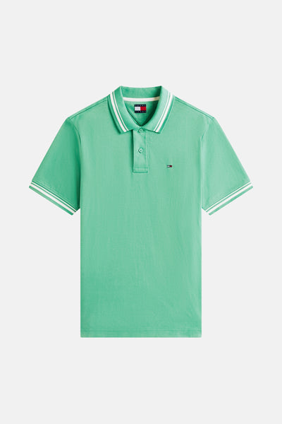 Groen poloshirt van TOMMY JEANS met witte strepen op de kraag en korte mouwen.