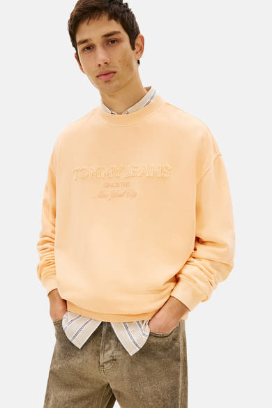Oranje sweatshirt met ronde hals van TOMMY JEANS, met geborduurd logo op de voorkant en een casual stijl.
