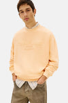 Oranje sweatshirt met ronde hals van TOMMY JEANS, met geborduurd logo op de voorkant en een casual stijl.