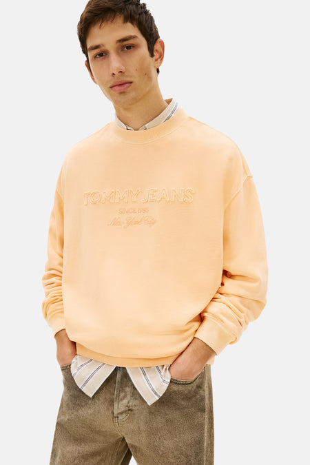 Oranje sweatshirt met ronde hals van TOMMY JEANS, met geborduurd logo op de voorkant en een casual stijl.