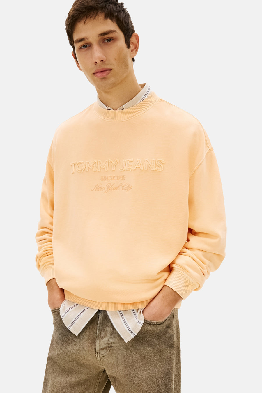 Oranje sweatshirt met ronde hals van TOMMY JEANS, met geborduurd logo op de voorkant en een casual stijl.