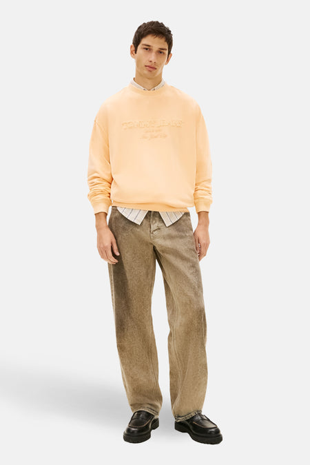 Sweat-shirt orange à col rond de TOMMY JEANS, avec logo brodé sur le devant et un style décontracté.