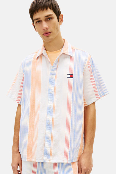 Chemise à manches courtes multicolore par TOMMY JEANS, à rayures verticales et coupe décontractée.