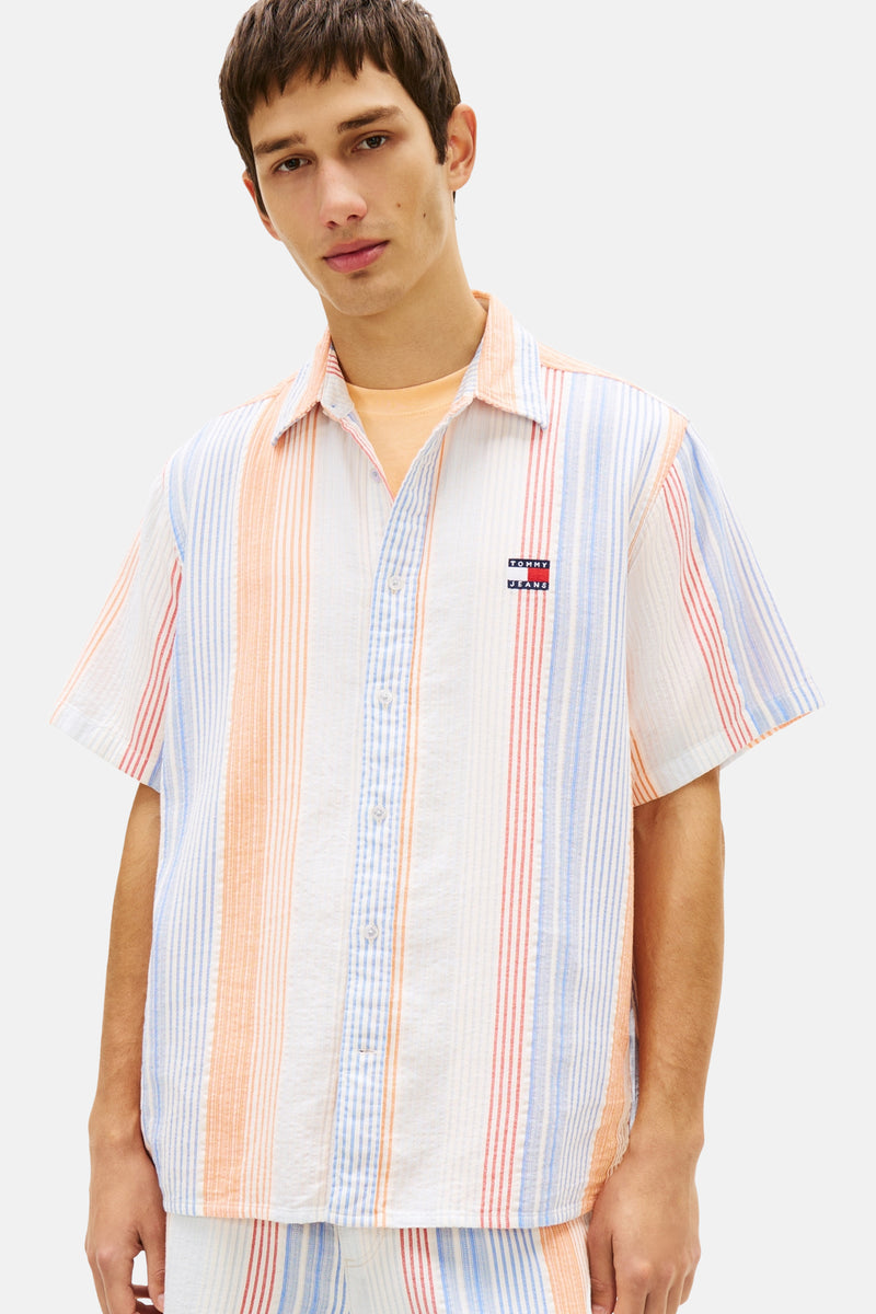 Chemise à manches courtes multicolore par TOMMY JEANS, à rayures verticales et coupe décontractée.