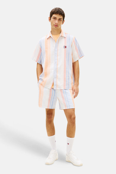 Chemise à manches courtes multicolore de TOMMY JEANS, avec rayures verticales et logo sur la poitrine.