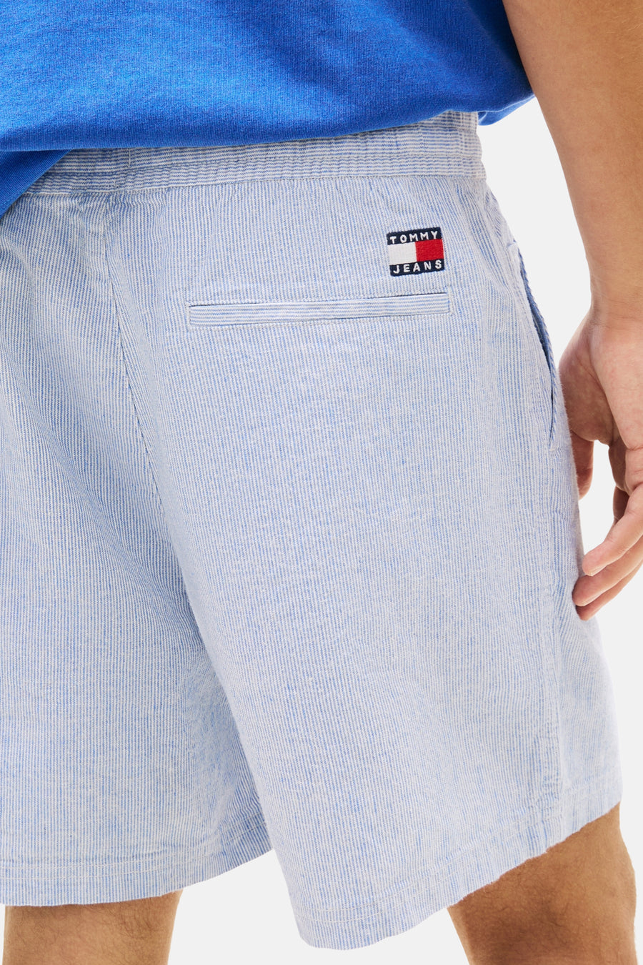 Korte blauwe gestreepte short van TOMMY JEANS, met een paspelzak achter en het merklogo.