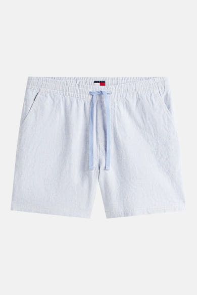 Korte blauwe short met fijne strepen van TOMMY JEANS, met lichtblauwe trekkoord.