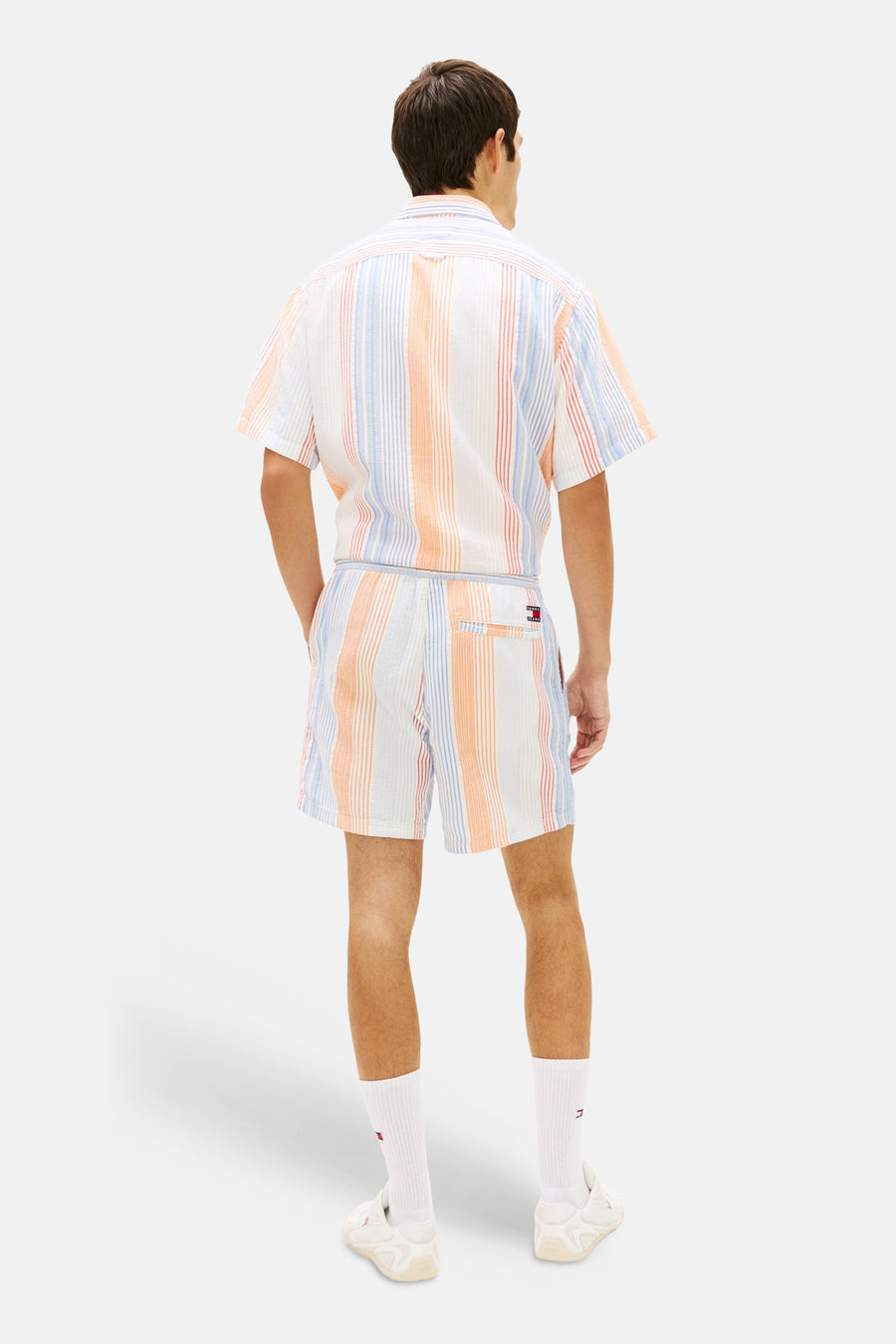 Short rayé orange de Tommy Jeans, avec un cordon de serrage et un patch logo sur une poche arrière.