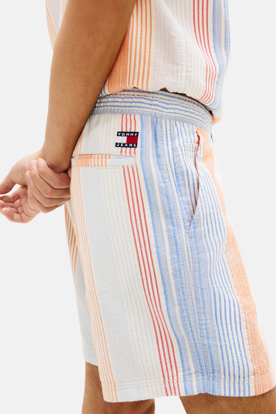 Short rayé multicolore de Tommy Jeans avec poches et taille élastique.