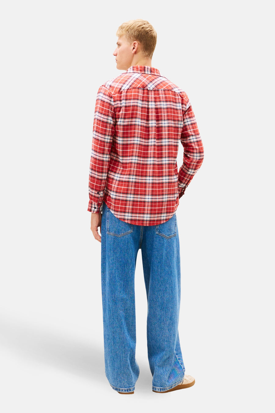 Rood geruit overhemd met lange mouwen van TOMMY JEANS, gedragen met een wijde blauwe jeans.