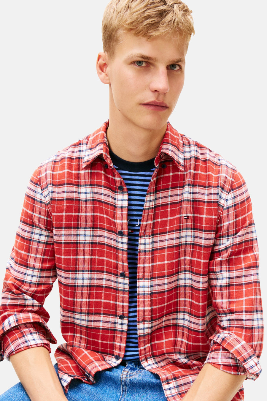 Rood geruit overhemd met lange mouwen van TOMMY JEANS met een gestreept T-shirt eronder.