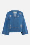 Blouse en denim bleu moyen d'ADORE, avec motifs floraux décoratifs et coupe ample à manches longues.
