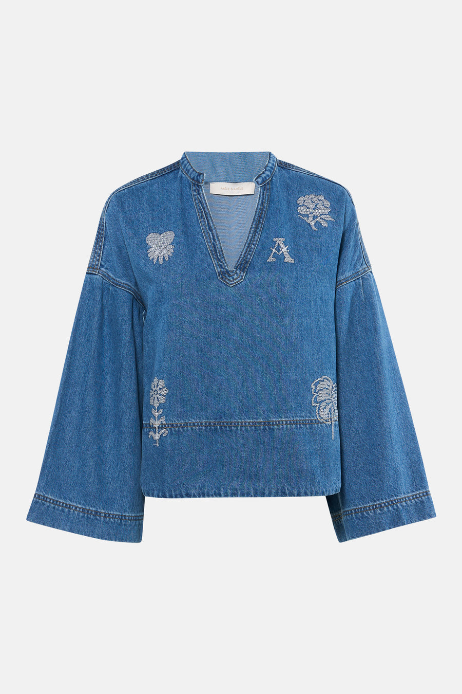 Blouse en denim bleu moyen d'ADORE, avec motifs floraux décoratifs et coupe ample à manches longues.
