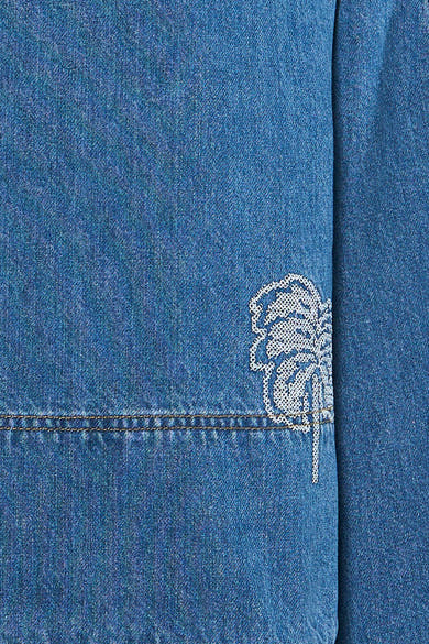Chemise en denim bleu moyen par ADORE, avec motif brodé d'un palmier stylisé.