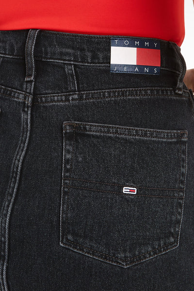 Jupe courte noire de TOMMY JEANS, avec poche arrière et logo de la marque.
