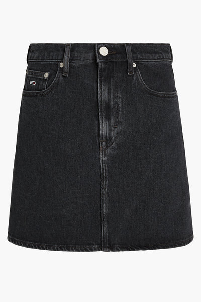 Jupe courte en denim noir de TOMMY JEANS, avec des poches et une coupe trapèze.

