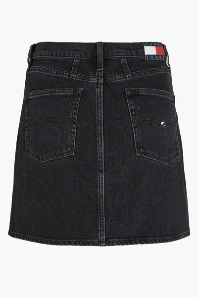 Mini-jupe en jean noire de TOMMY JEANS, avec poches plaquées à l'arrière et détail du logo.