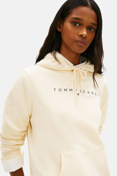 Sweat à capuche jaune de TOMMY JEANS, avec cordon de serrage et logo imprimé sur le devant.