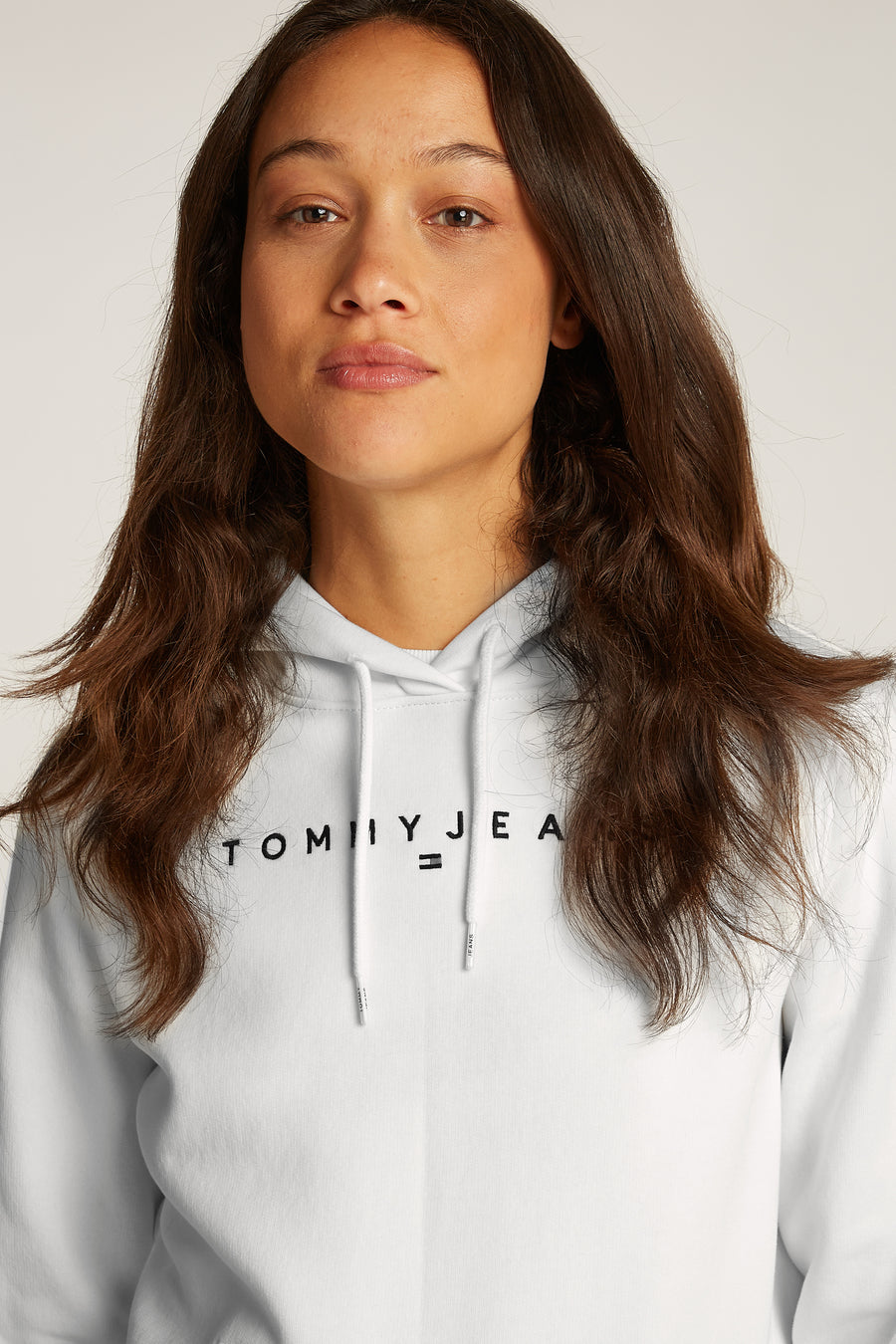 Witte hoodie van TOMMY JEANS met trekkoorden en opdruk.