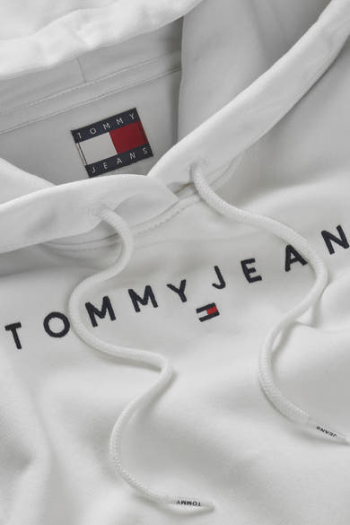 Witte Tommy Jeans hoodie met trekkoorden en geborduurd logo op de voorkant.
