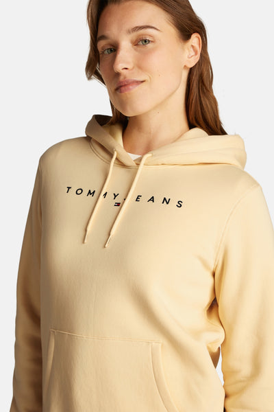 Sweat à capuche jaune de TOMMY JEANS avec cordon de serrage et poche kangourou visible.