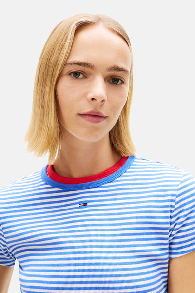 Blauw gestreept T-shirt van TOMMY JEANS, met rode kraag en discreet logo op de borst.