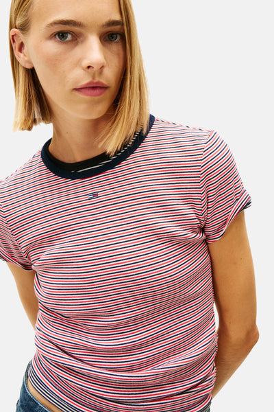 Multikleurig T-shirt met korte mouwen van Tommy Jeans, rode en blauwe strepen op een witte achtergrond.