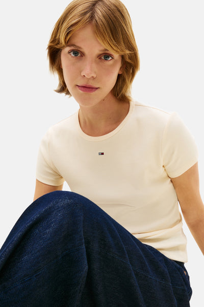 Gele T-shirt met korte mouwen van Tommy Jeans, gedragen met een donkerblauwe jeans.