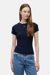 Top côtelé bleu à manches courtes de TOMMY JEANS, avec un petit logo sur la poitrine.