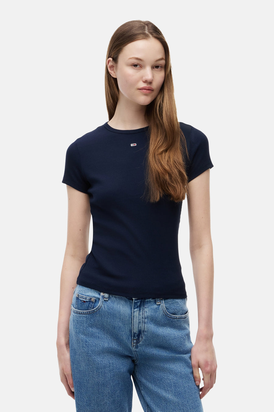 Top côtelé bleu à manches courtes de TOMMY JEANS, avec un petit logo sur la poitrine.