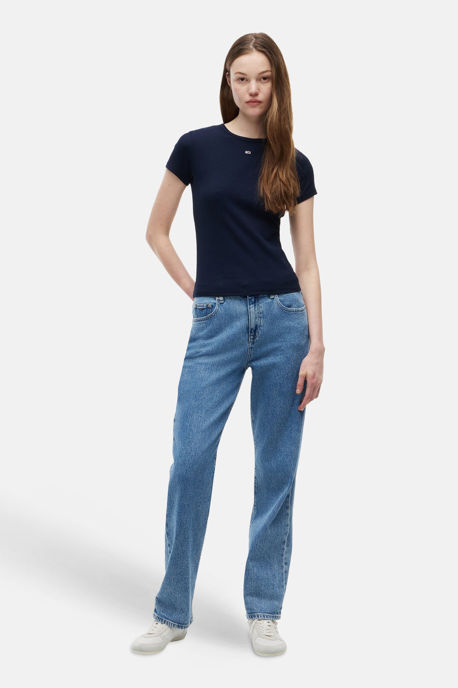 Top uni à manches courtes bleu marine de TOMMY JEANS, avec un petit logo sur la poitrine.