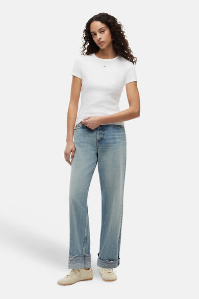 Top blanc côtelé à manches courtes de TOMMY JEANS avec petit logo drapeau sur la poitrine.