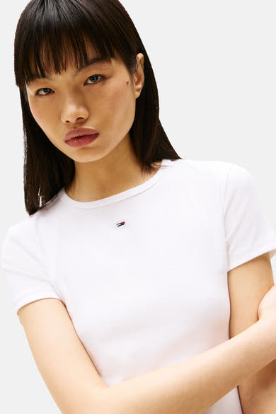 Top côtelé blanc à manches courtes de TOMMY JEANS avec un petit logo drapeau sur la poitrine.