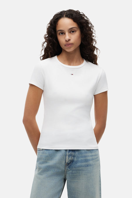 Effengekleurd geribd T-shirt met korte mouwen van TOMMY JEANS, met een klein logo op de borst, gedragen met een blauwe jeans.
