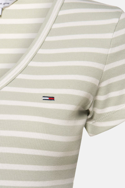 T-shirt à manches courtes vert de Tommy Jeans, à rayures horizontales et logo sur la poitrine.